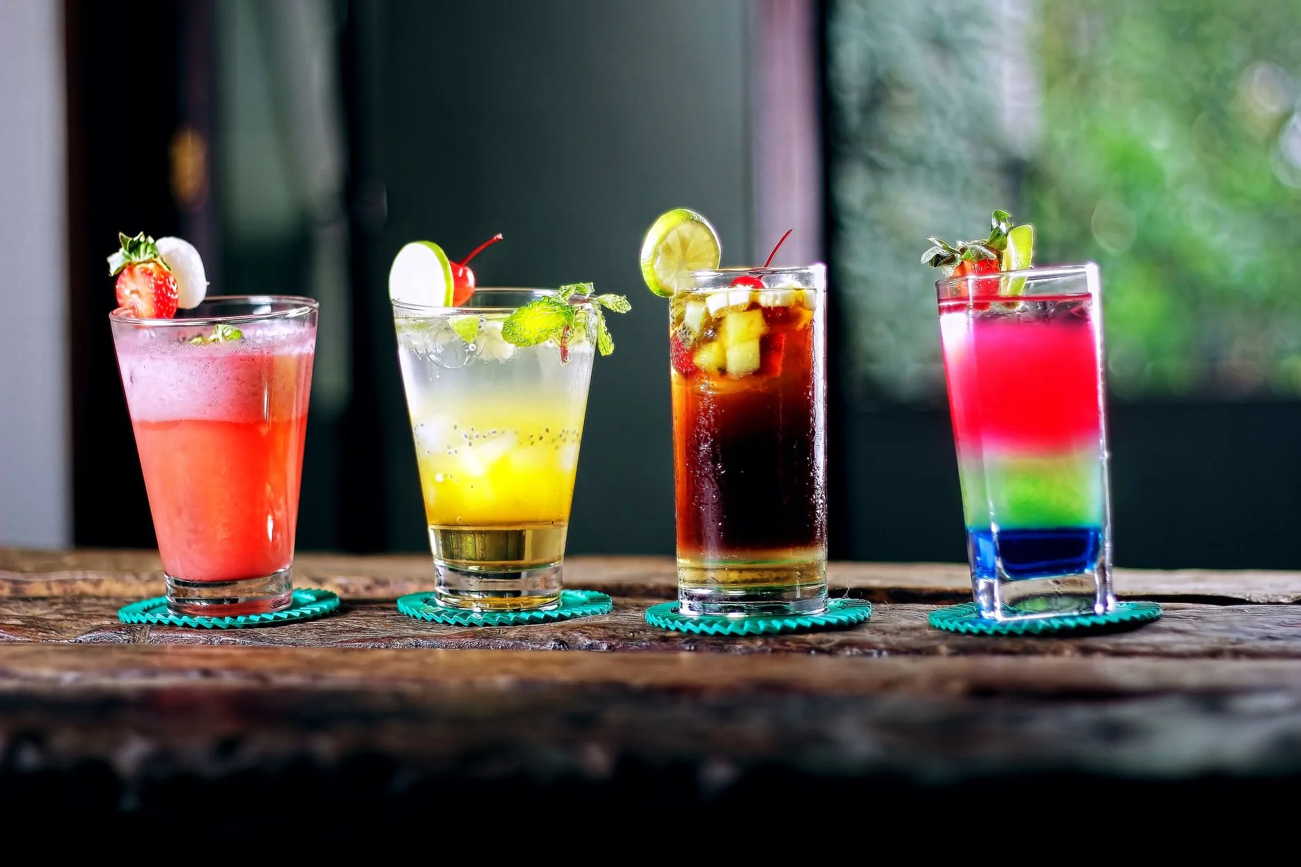 Canlı renkli kokteyllerin sunulduğu bar atmosferi