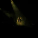 Konser sahnesinde performans ve kalabalık izleyici