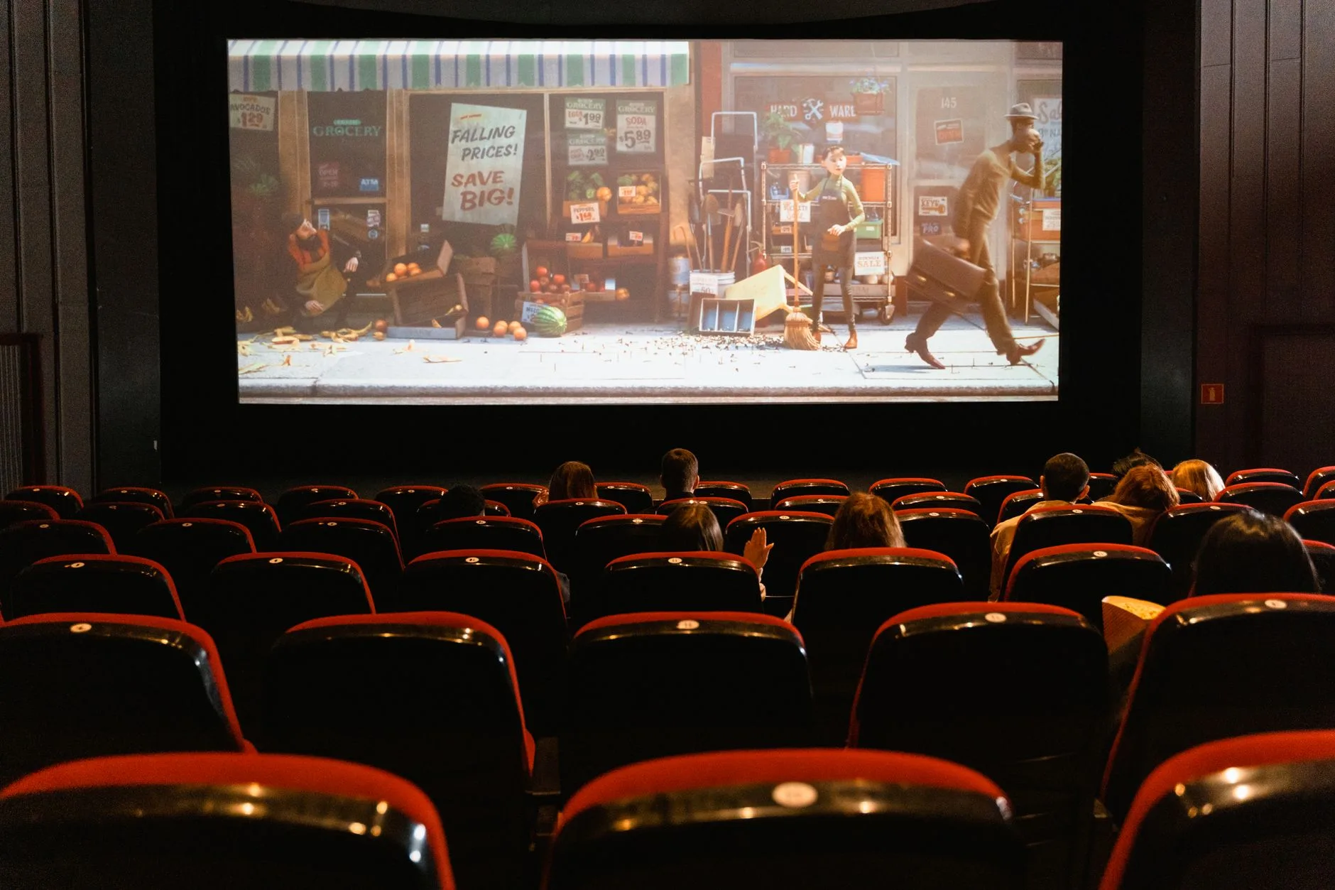 Sinema salonunda animasyon film gösterimi
