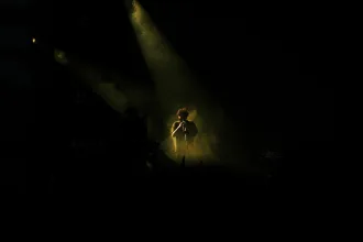 Konser sahnesinde performans ve kalabalık izleyici