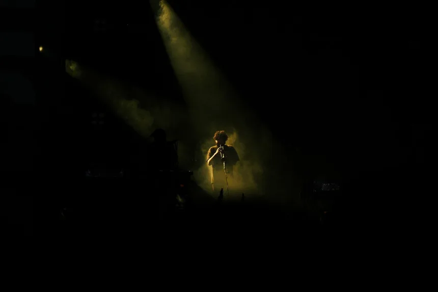 Konser sahnesinde performans ve kalabalık izleyici