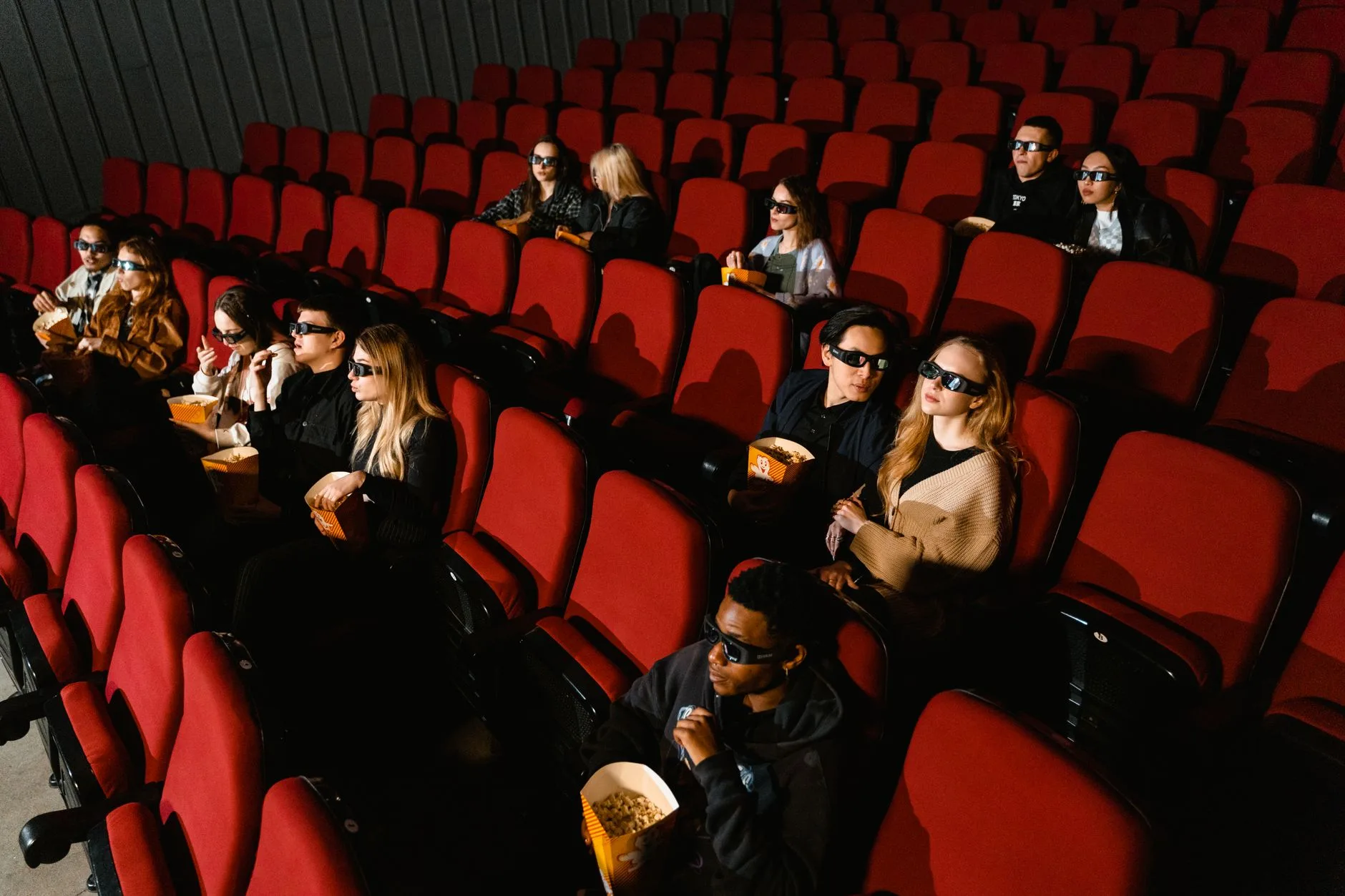 Gece düzenlenen film festivali kırmızı halısı