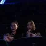 Duygusal bir film izleyen kadın