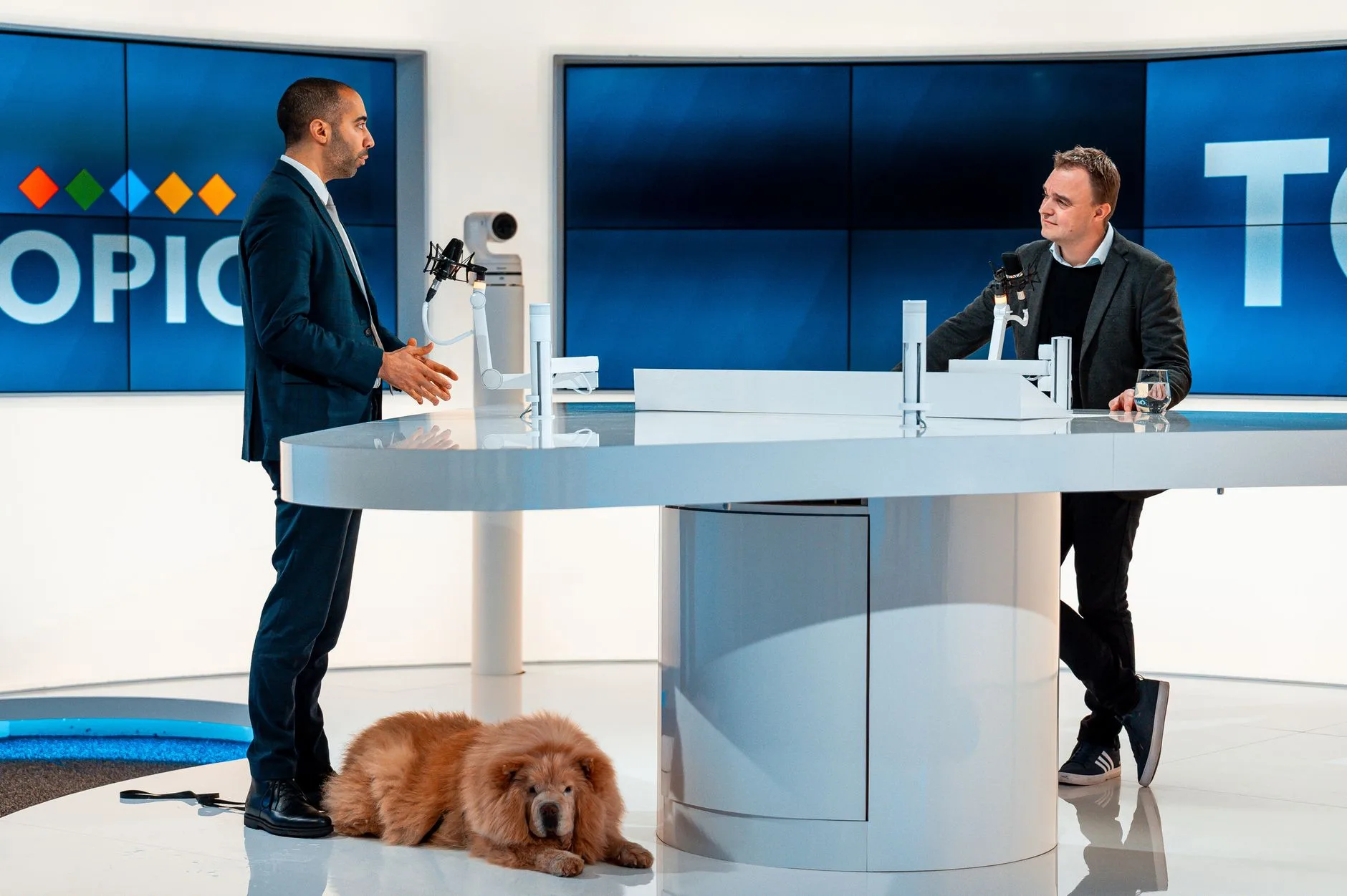 Stüdyo ışıkları altında televizyon sunucusu