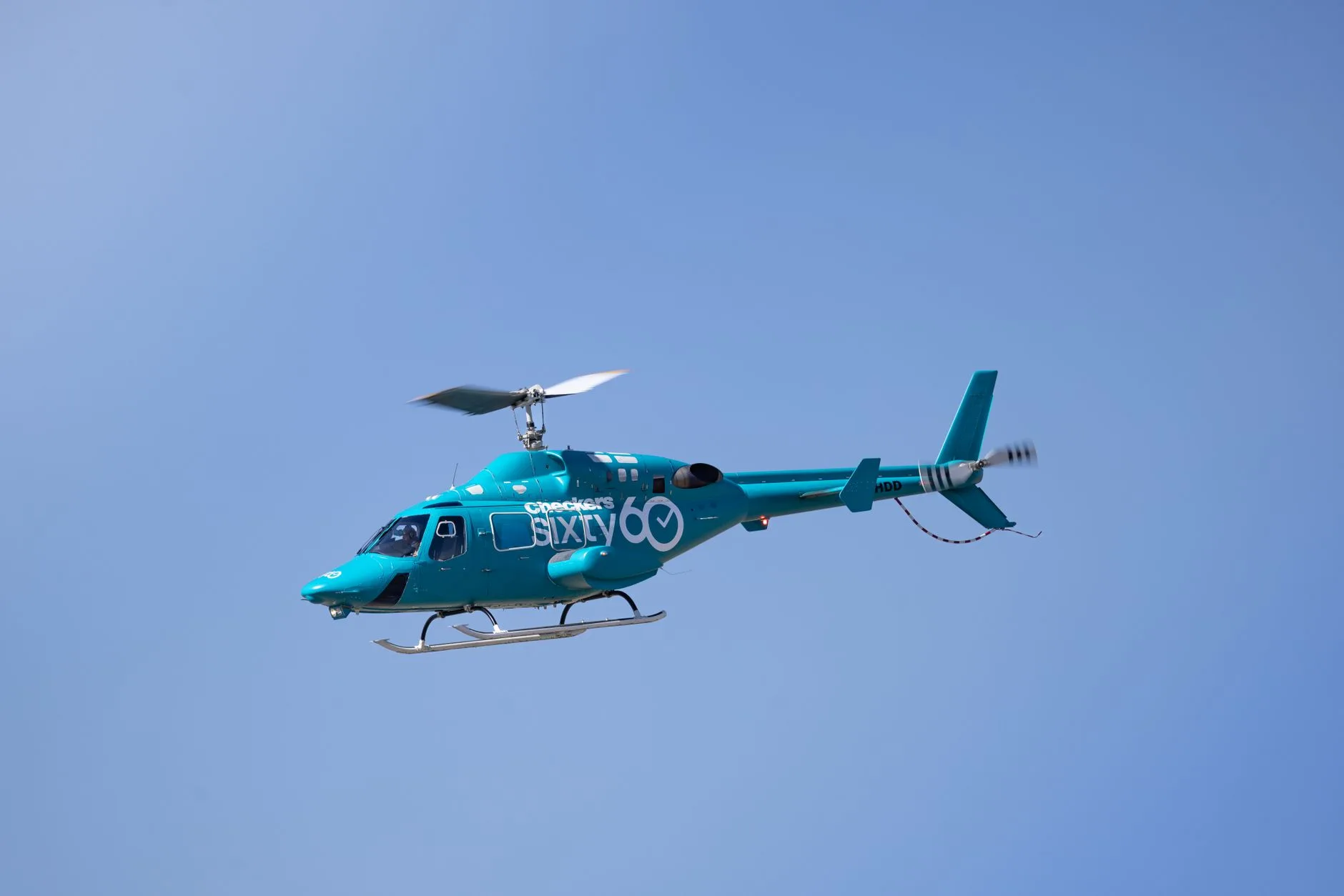 Ormanlık alanda gerçekleşen helikopter kazasını gösteren aksiyon sahnesi