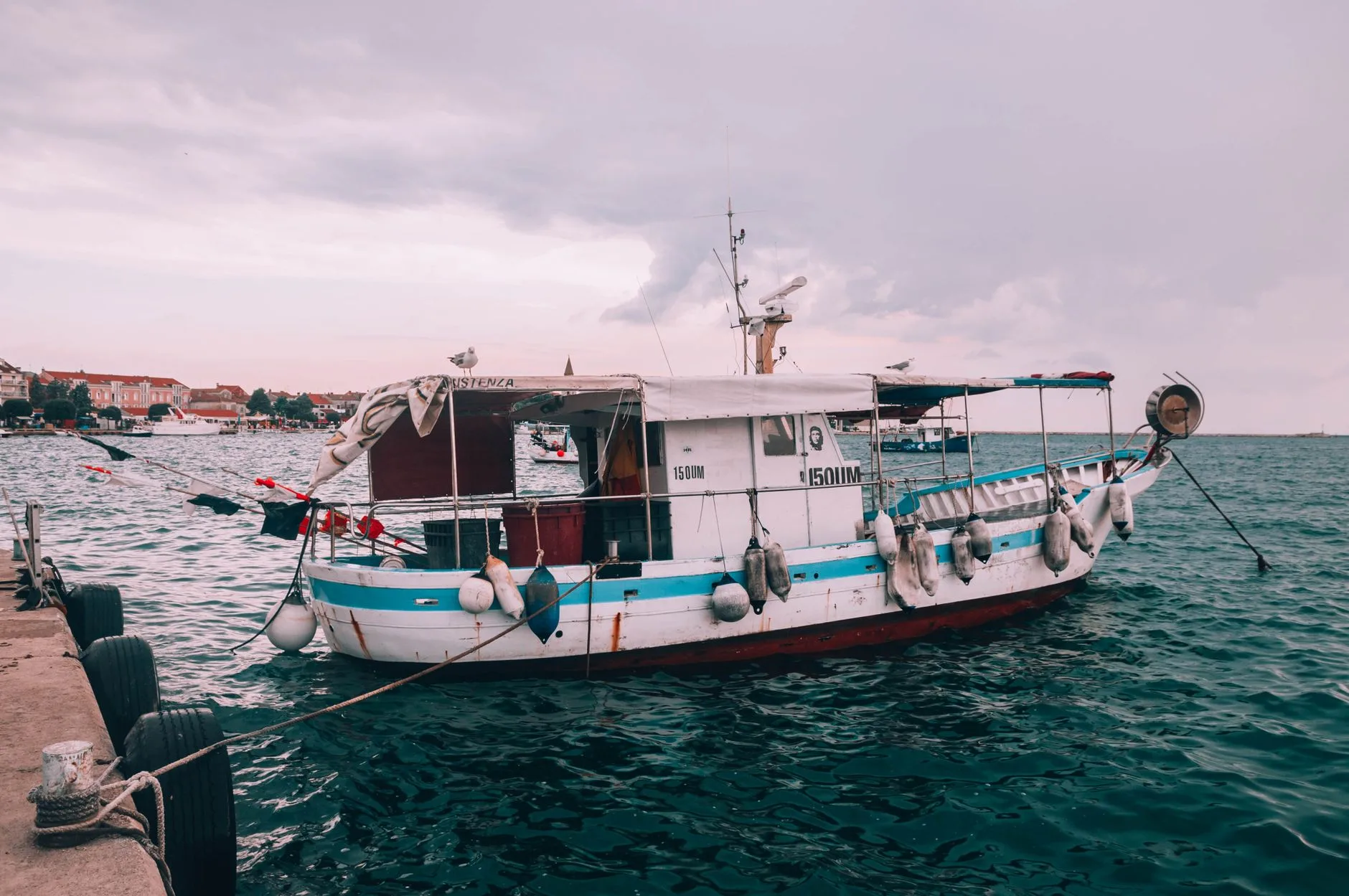 Adriyatik’te mavi yengeçlerle mücadele çalışmalarında kullanılan balıkçı teknesi