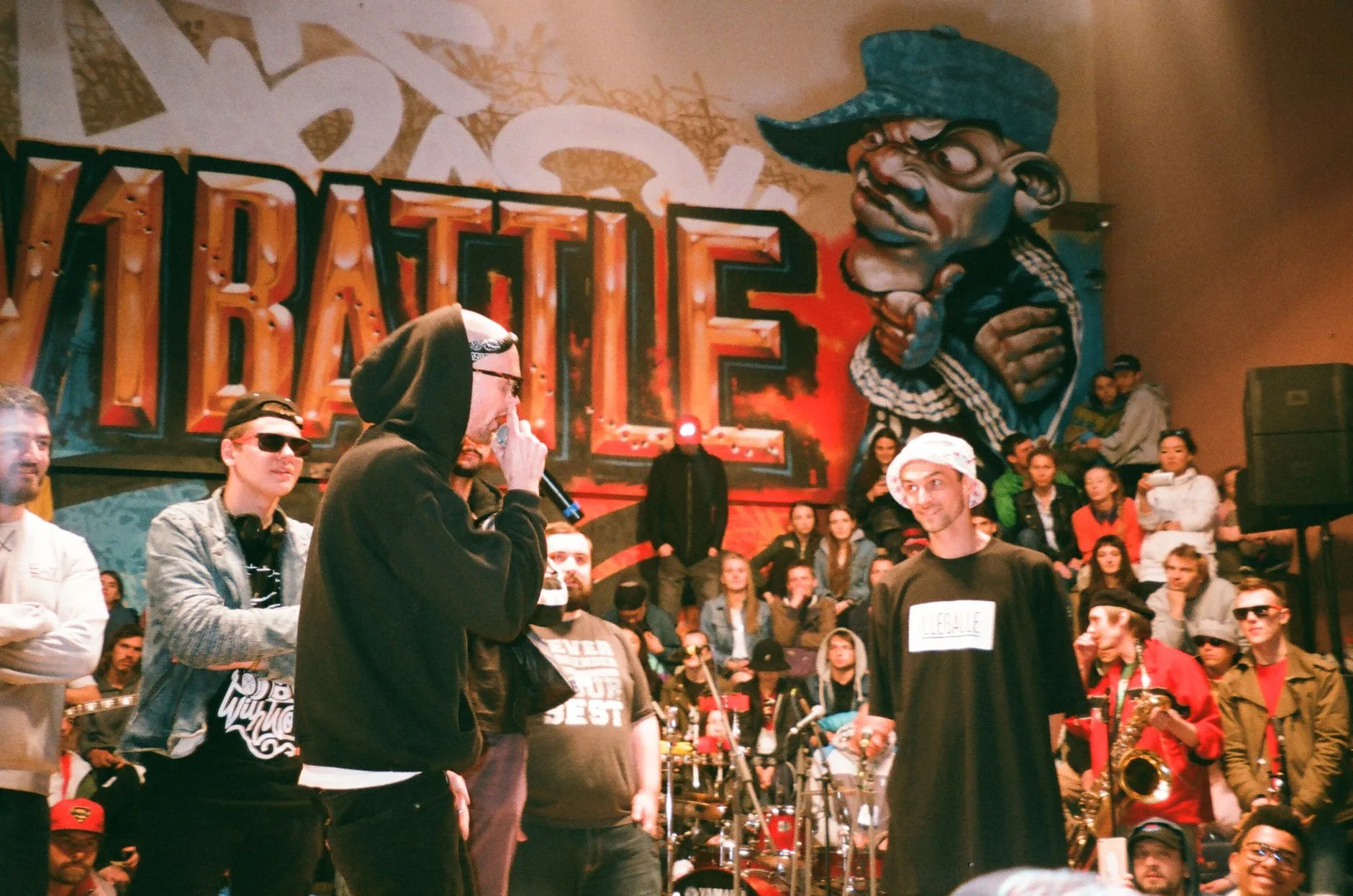Sahnede performans sergileyen hip-hop müzik grubu