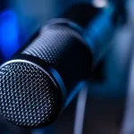 Mikrofon başında yeni müzik kaydı hazırlayan sanatçı