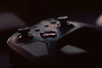 Modern Warfare 4 beta testindeki askerî çatışma atmosferini çağrıştıran karanlık oyun kurulumu