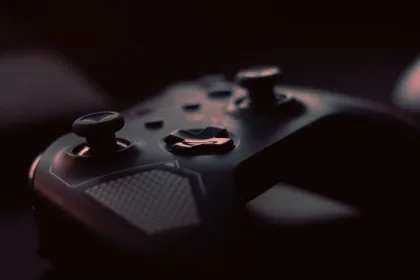 Modern Warfare 4 beta testindeki askerî çatışma atmosferini çağrıştıran karanlık oyun kurulumu