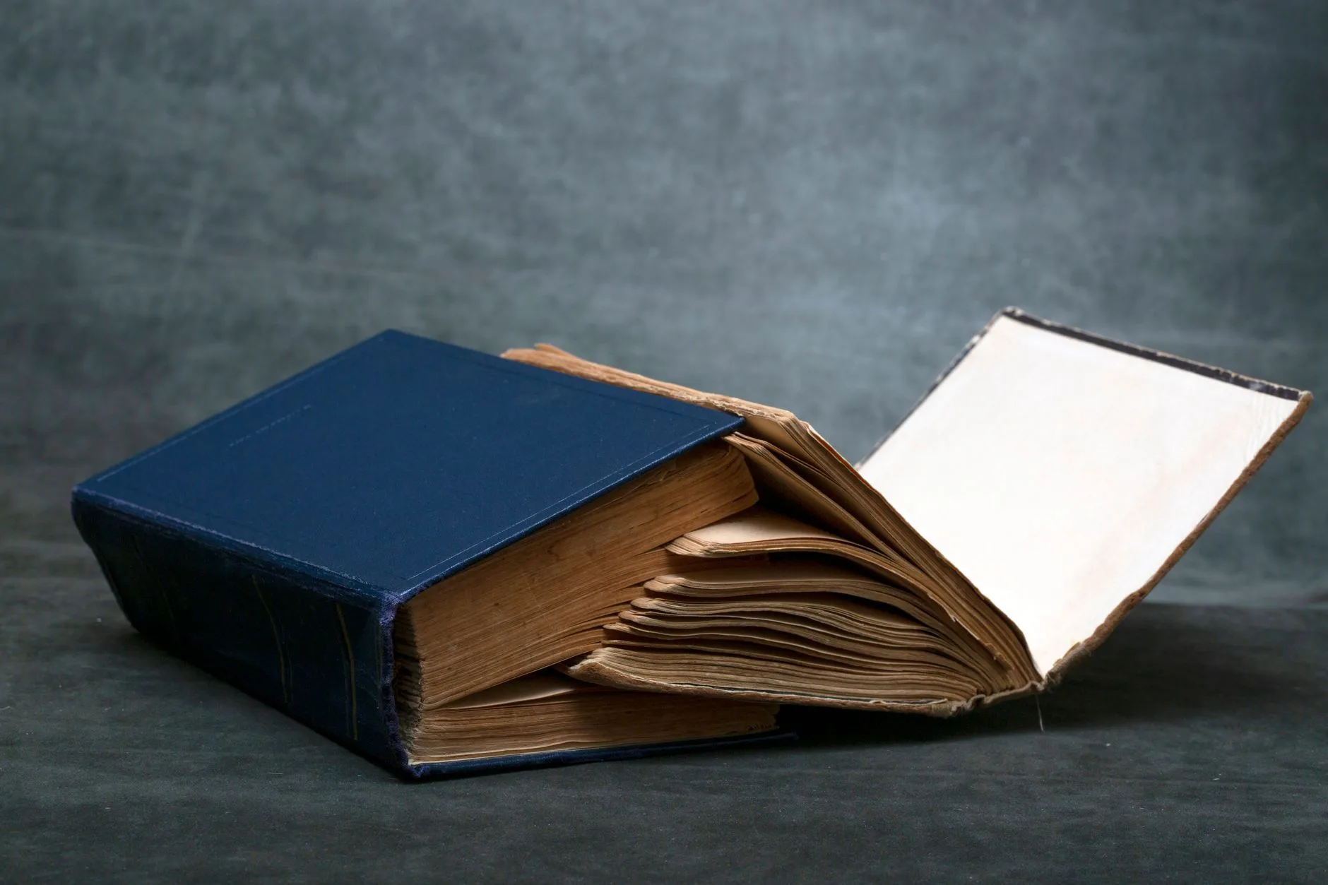 Tozlu bir kütüphanede açık duran eski kitap