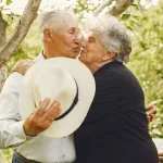 Olgun bir çiftin bahçede romantik bir anı