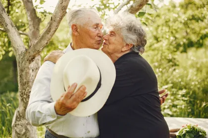 Olgun bir çiftin bahçede romantik bir anı