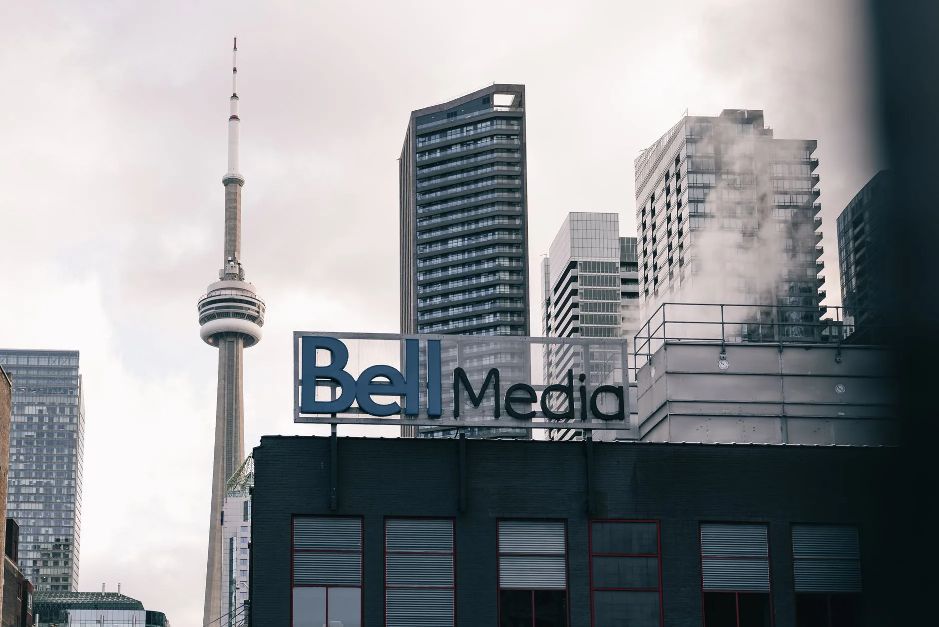 Toronto’da televizyon stüdyosunda gerçekleşen bir buluşma