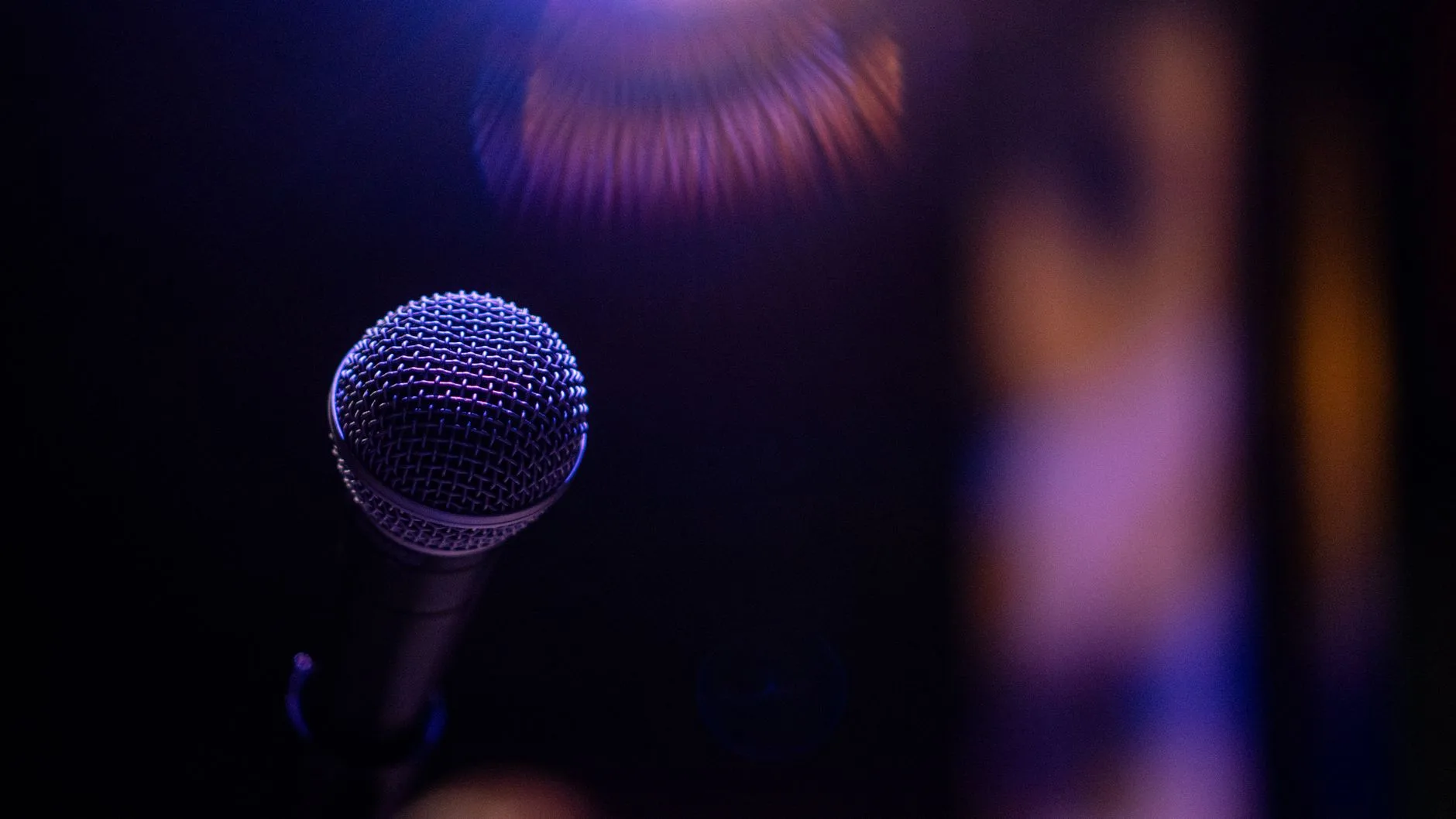 Sahne üzerinde gerçekleştirilen müzik söyleşisi ve canlı performans
