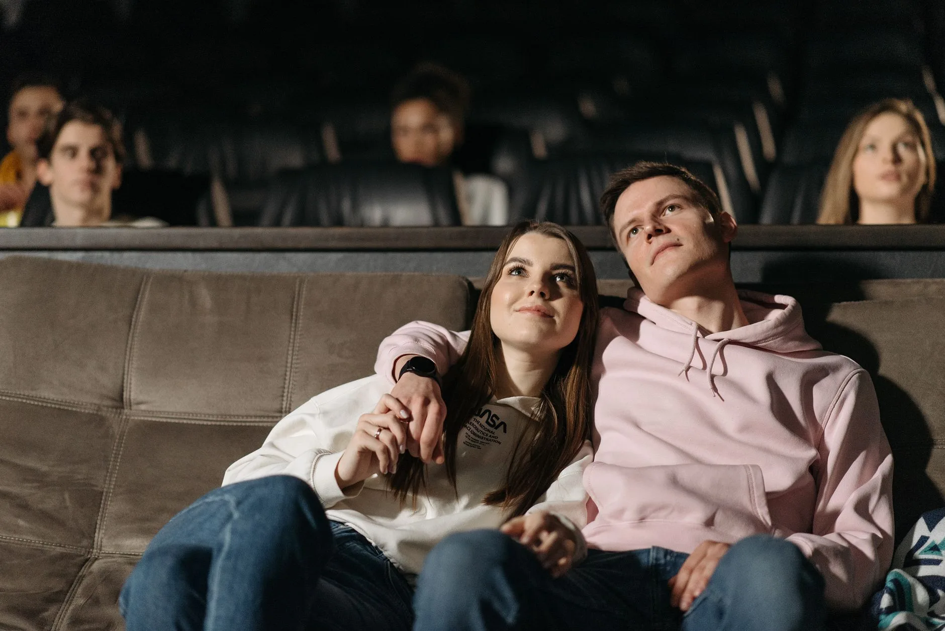 Sinema salonunda film izleyen genç çift