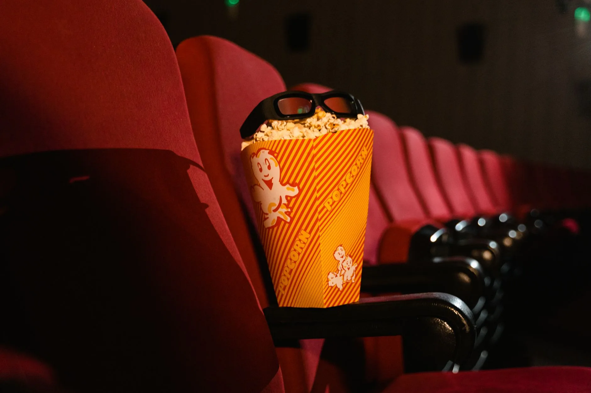 Romantik komedi izleyen sinema seyircileri
