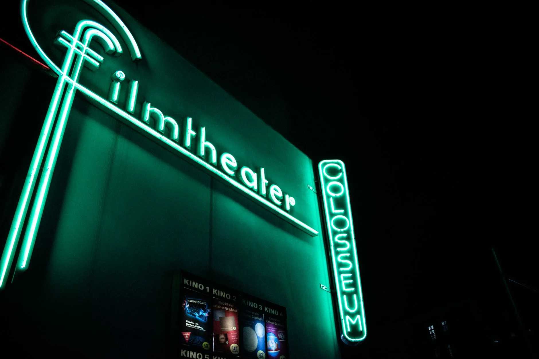 Gece saatlerinde bir sinema salonunun girişi