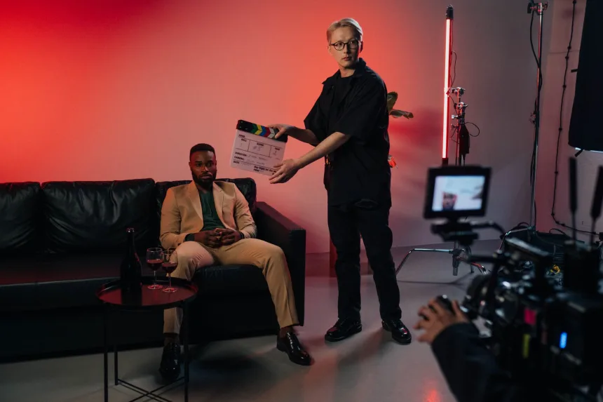 Pedro Almodóvar’ın Bitter Christmas filmi ve sinema anlayışı üzerine açıklamalarını temsil eden yönetmen görseli