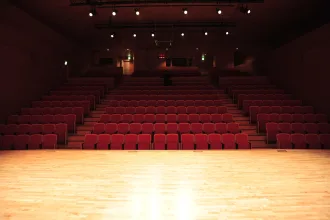 Boş bir tiyatro sahnesini aydınlatan spot ışığı