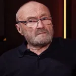 Hastane odasında bir yakınının başında bekleyen aile