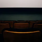 Sahne performansının sinema salonunda izlendiği boş koltuklar