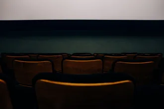 Sahne performansının sinema salonunda izlendiği boş koltuklar