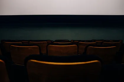 Sahne performansının sinema salonunda izlendiği boş koltuklar