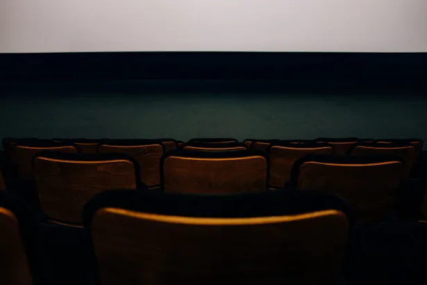 Sahne performansının sinema salonunda izlendiği boş koltuklar