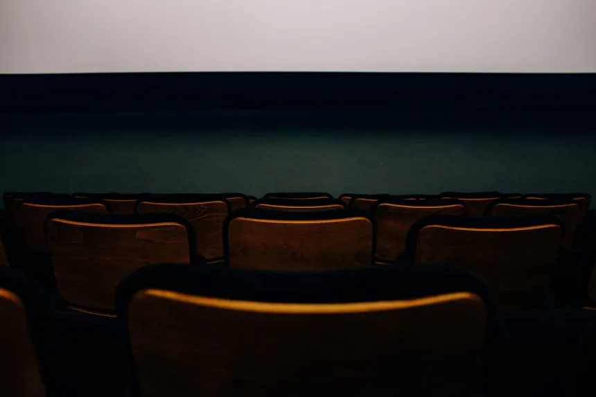 Sahne performansının sinema salonunda izlendiği boş koltuklar