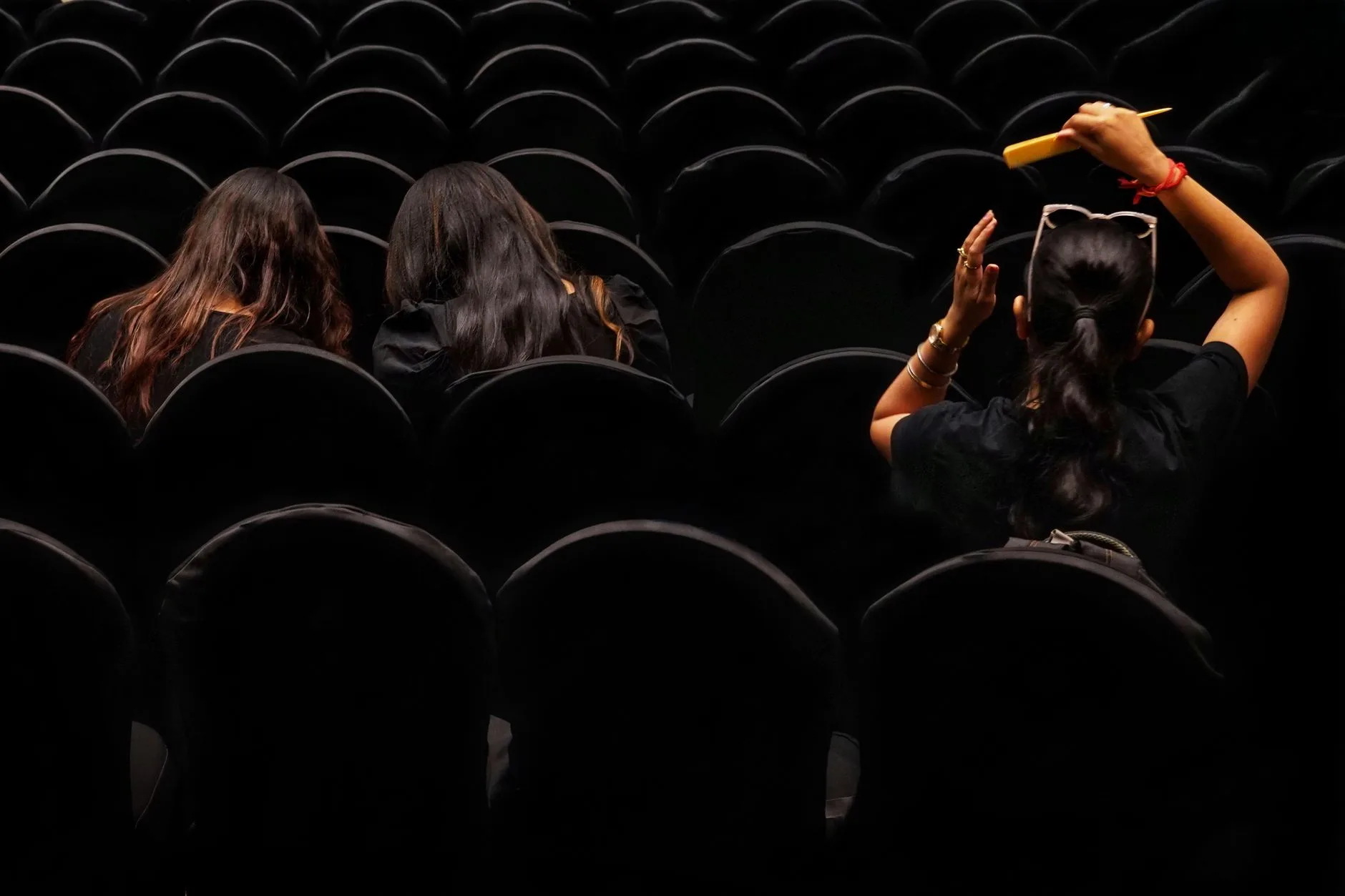 Hint sineması festivalinde film izleyen seyirciler