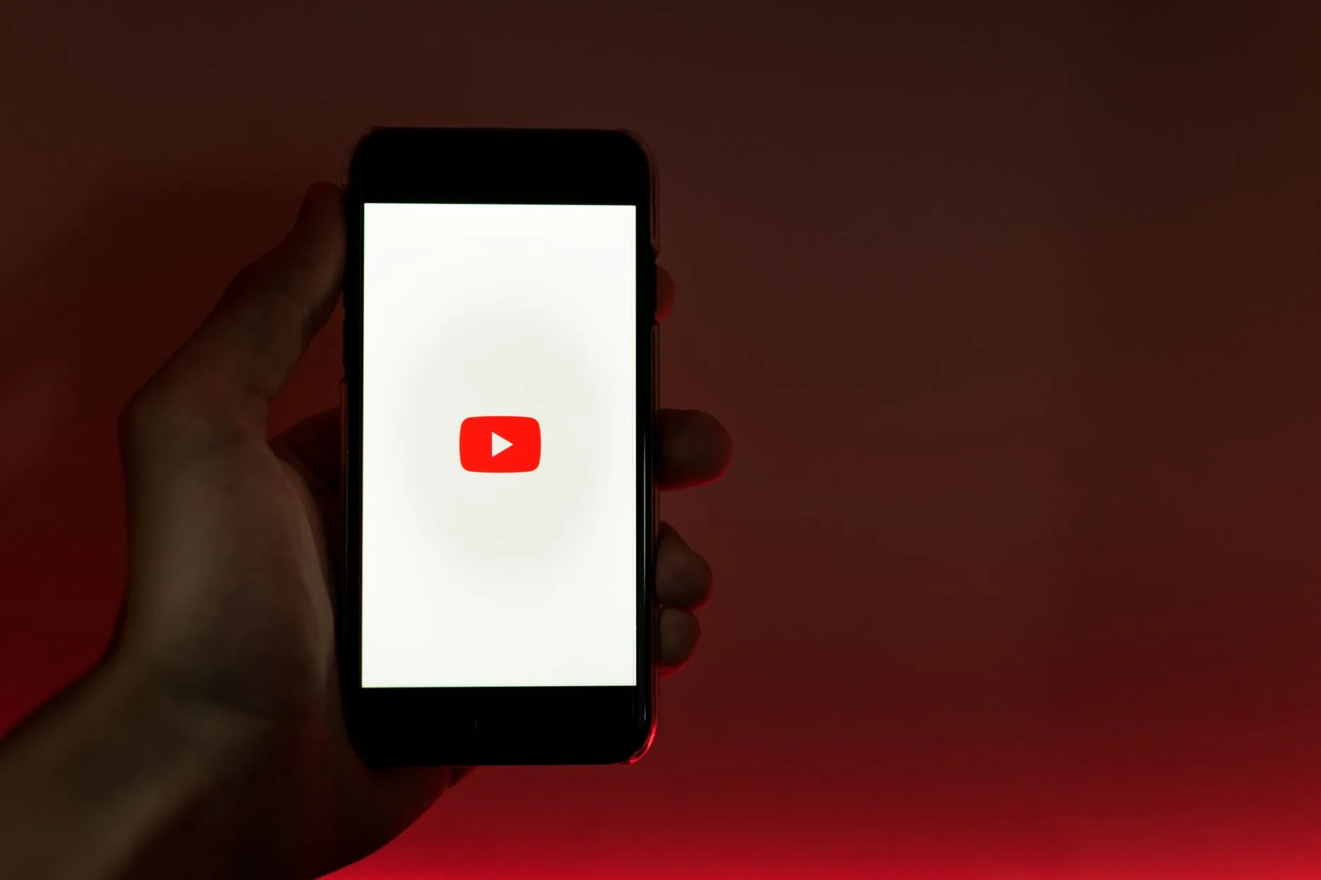 Akıllı telefonda dikey formatta video uygulaması kullanan kişi