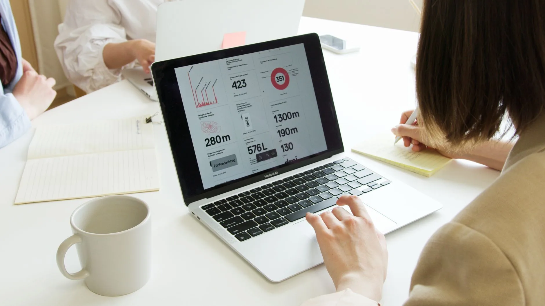 Dijital yayın platformu verilerini inceleyen kişi