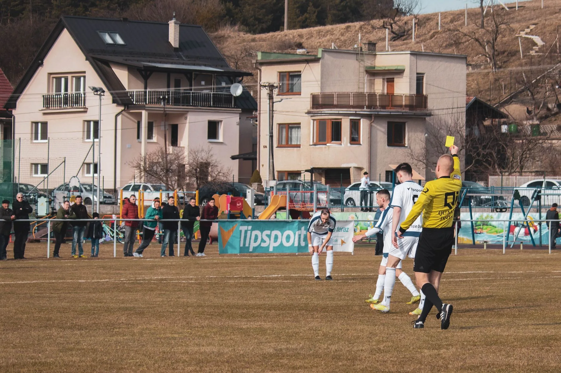 Futbol sahasında kırmızı kart gösteren hakem