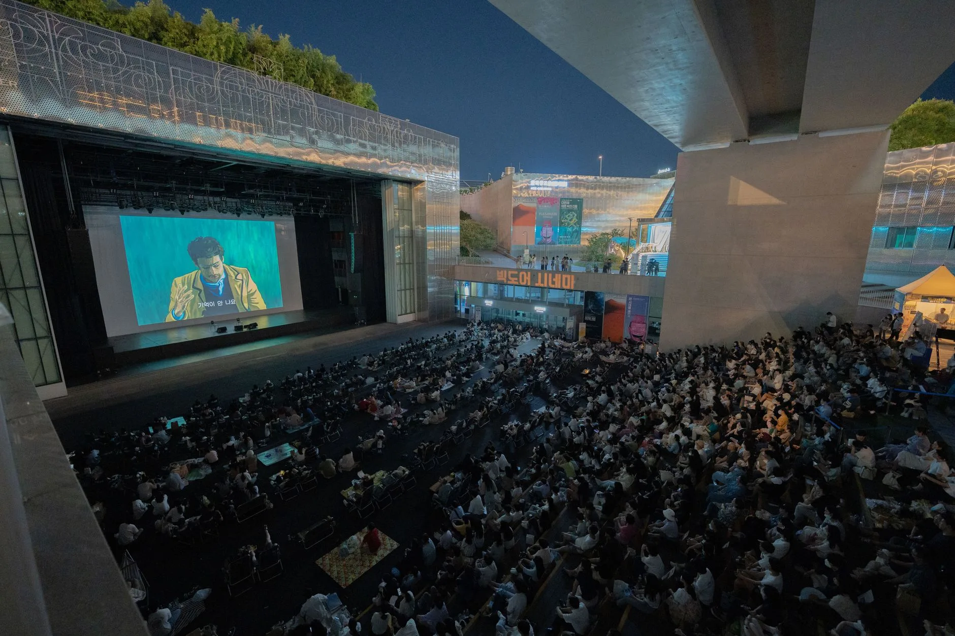 Film festivalinin açılış gecesinde salondaki izleyiciler