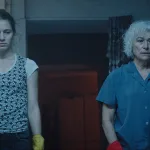 Kasvetli bir sahil otelinin deniz kıyısındaki görünümü