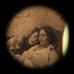 Snapshot filmindeki Viktorya dönemi Londra’sını çağrıştıran sisli sokak atmosferi