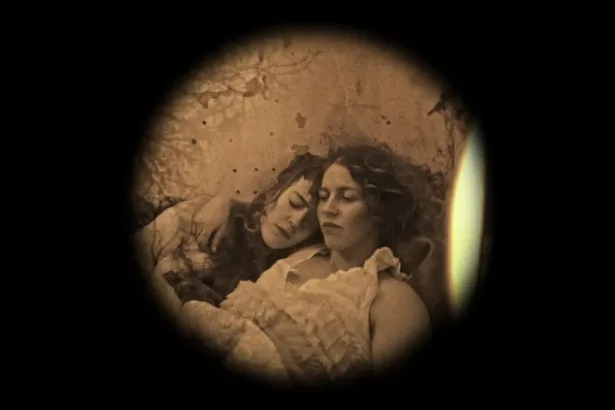 Snapshot filmindeki Viktorya dönemi Londra’sını çağrıştıran sisli sokak atmosferi