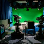 Sonbahar televizyon yapımlarını çağrıştıran ışıklı stüdyo atmosferi