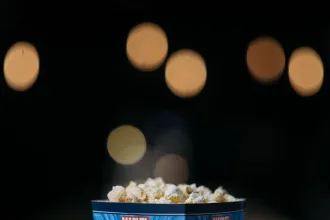 Sonbaharda vizyona girecek farklı türlerdeki filmleri temsil eden sinema salonu