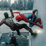 Sinema salonunda büyük ekrana bakan izleyiciler