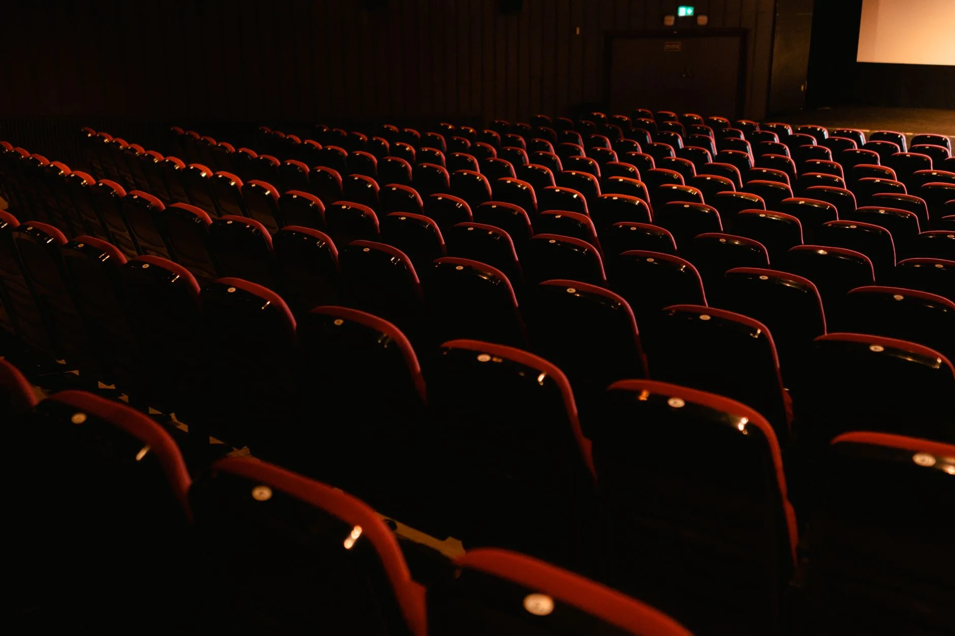 Dramatik ışıklarla aydınlatılan boş sinema koltukları
