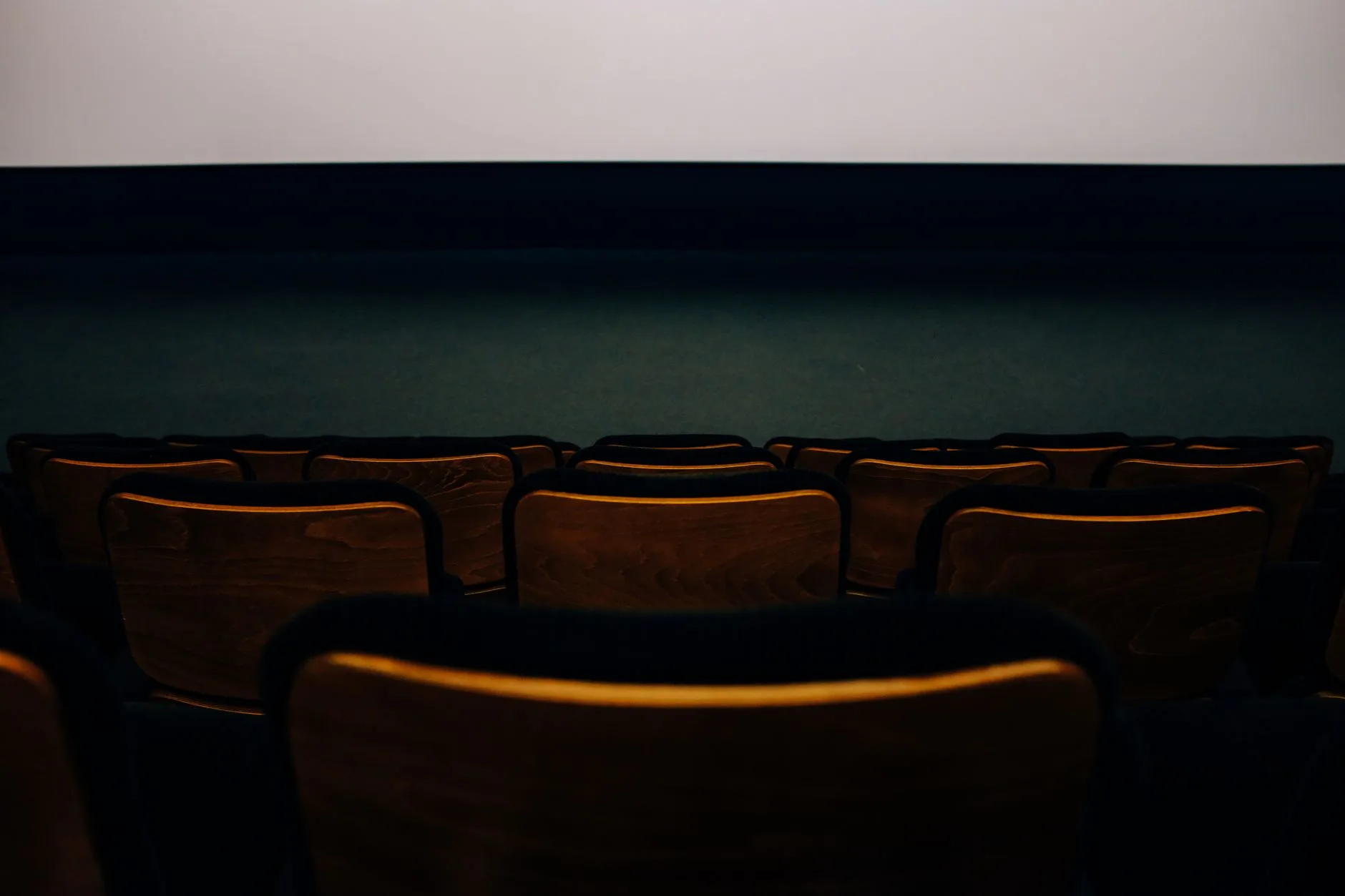 Karanlık salonda boş sinema koltukları
