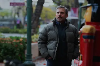 Televizyon ödülleri töreninde kırmızı halı ve sahne ışıkları