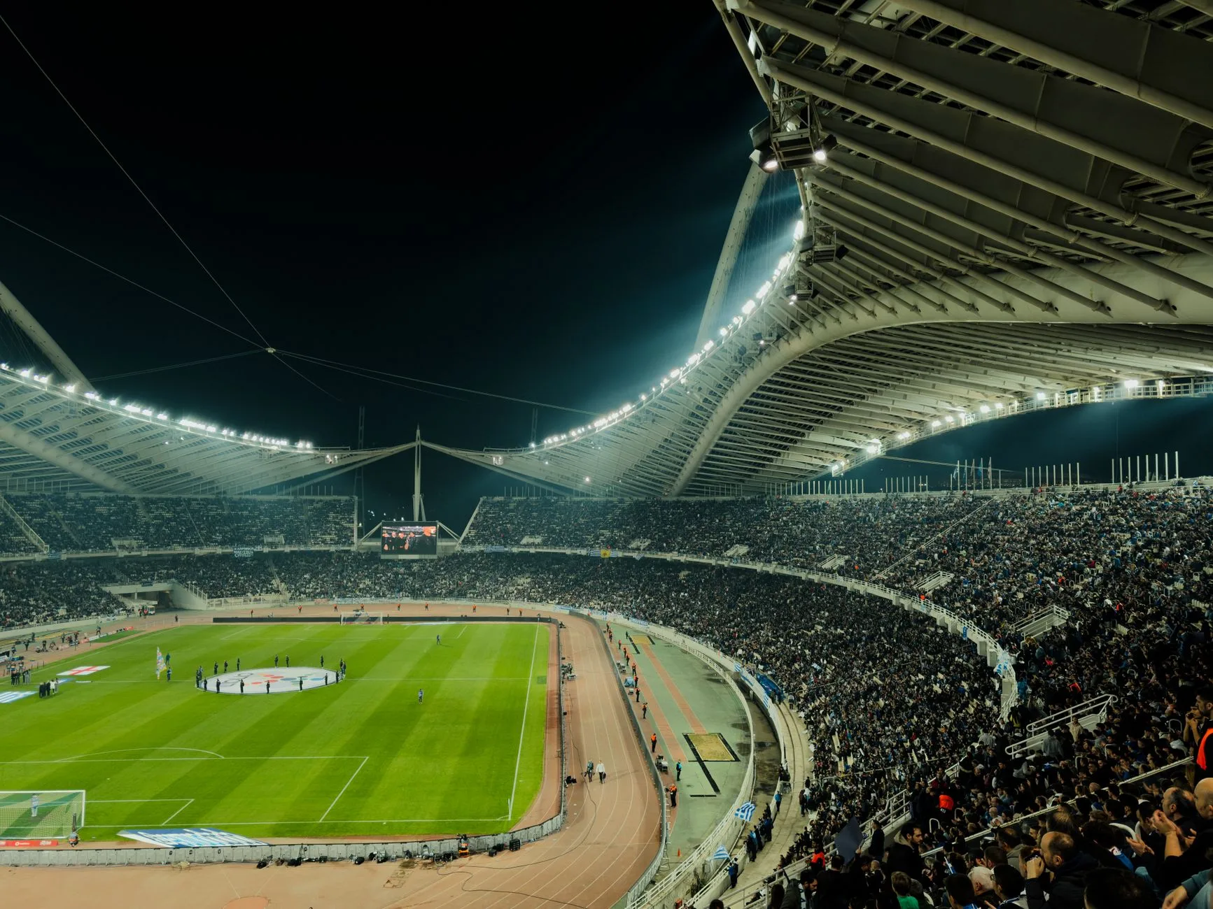 Işıklar altında kalabalık futbol stadyumu