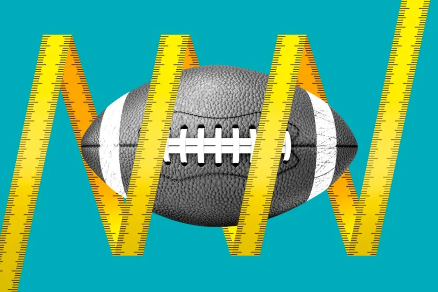 Super Bowl yayını için aydınlatılmış futbol stadyumu ve reklam atmosferi