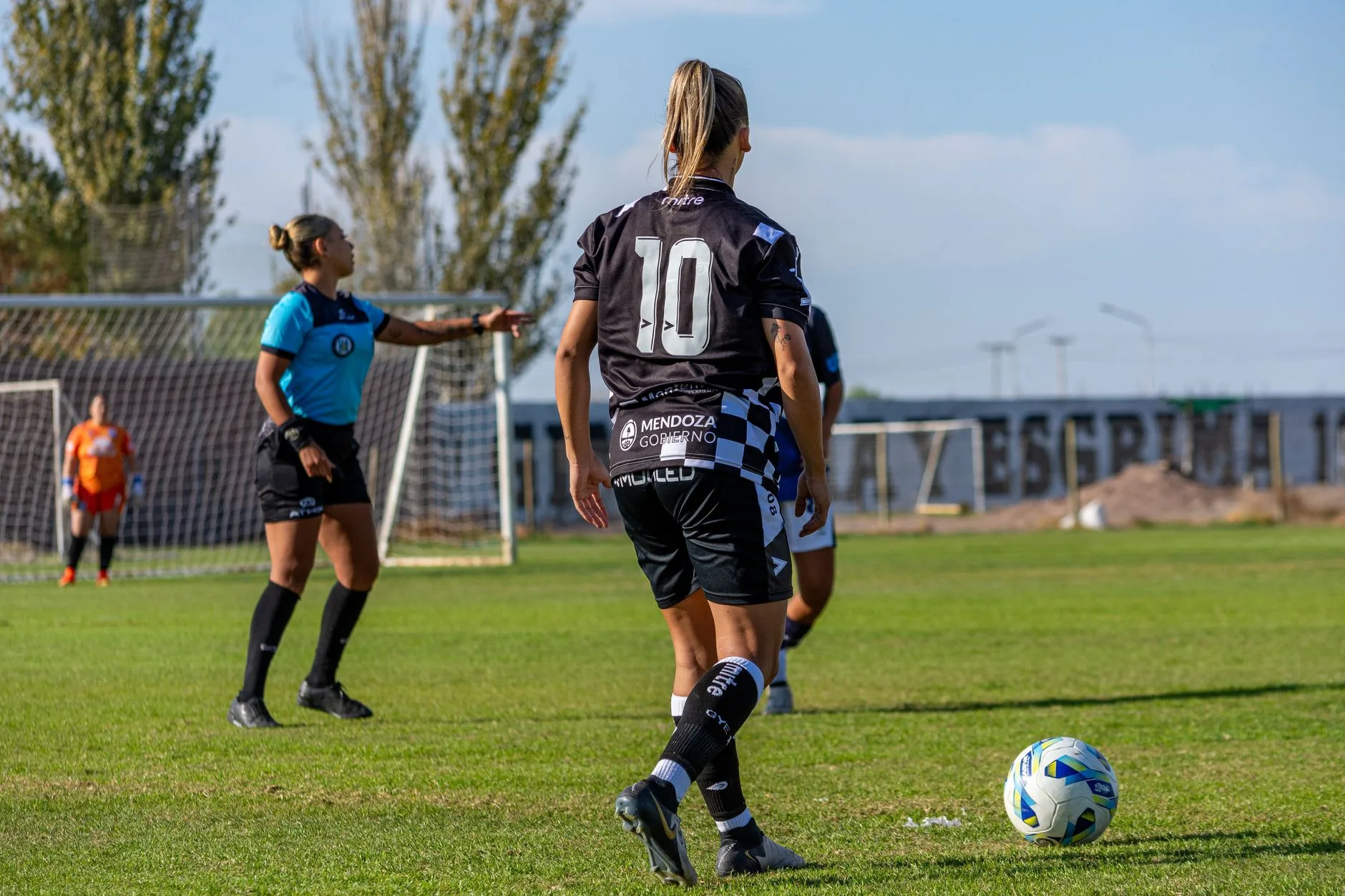 Stadyumda oynanan kadın futbol maçı