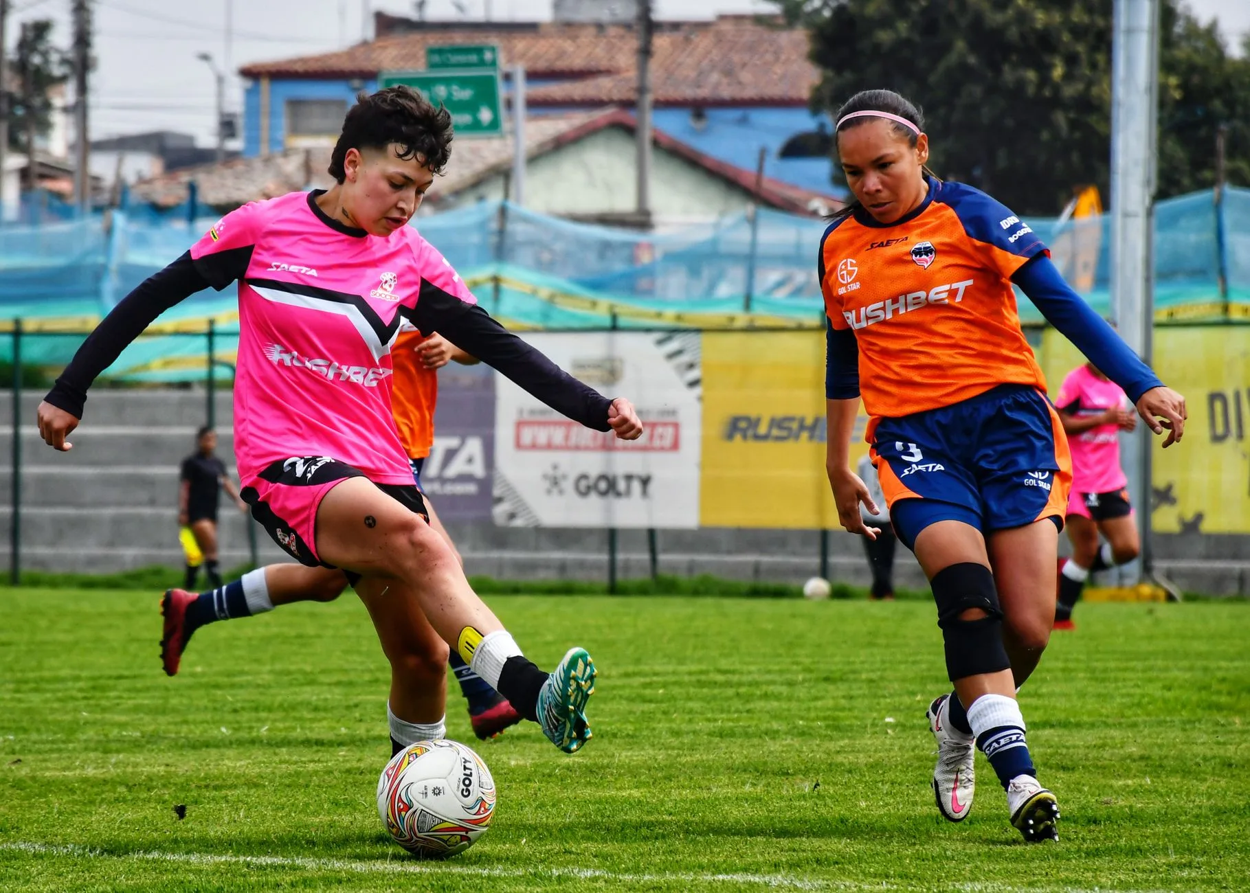 Stadyumda futbol oynayan kadın sporcu