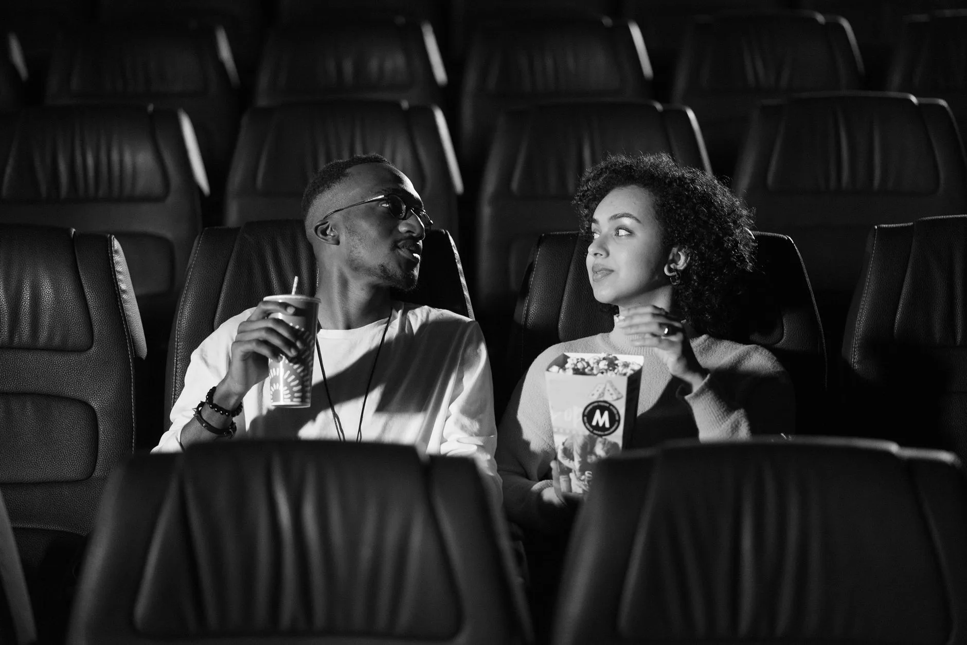 Film atmosferinde karşılıklı konuşan bir çift
