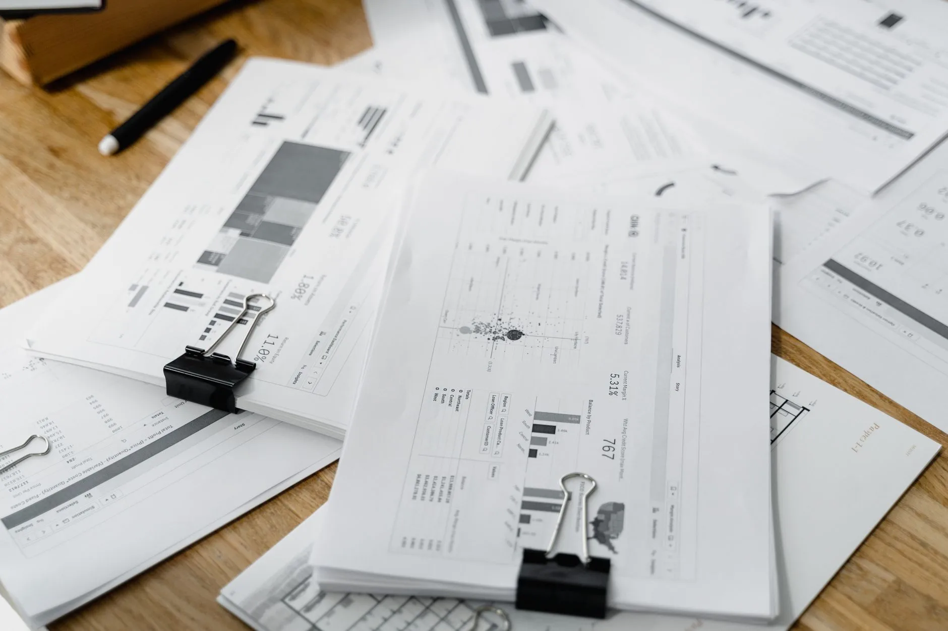 Finansal sonuç raporlarının incelendiği çalışma masası